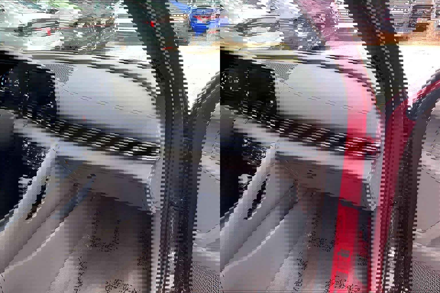 Certified 2025 Hyundai Elantra Sport image 19