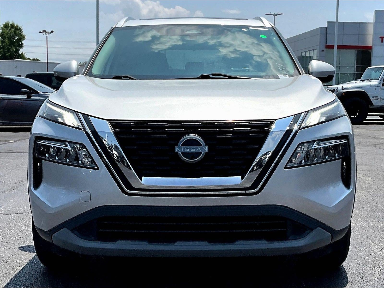 Used 2022 Nissan Rogue SV w/ SV Premium Package AWD/4WD image 2
