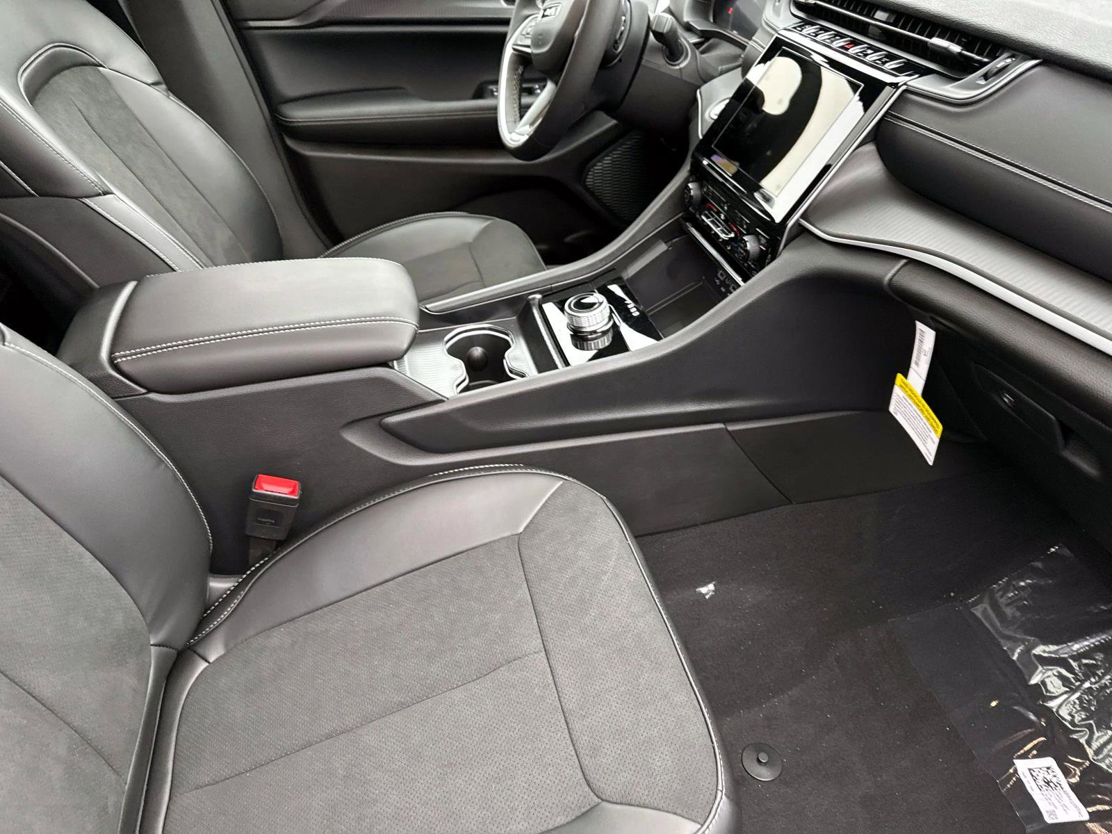 New 2025 Jeep Grand Cherokee Altitude image 8