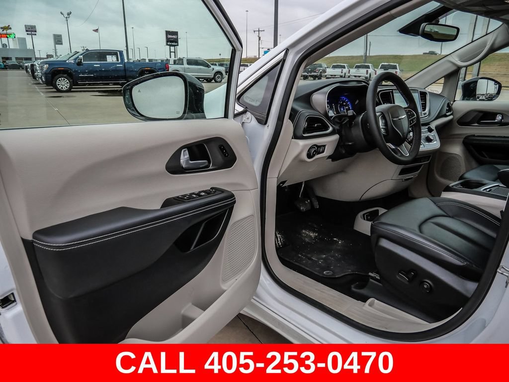 Used 2024 Chrysler Pacifica Touring-L AWD/4WD image 29