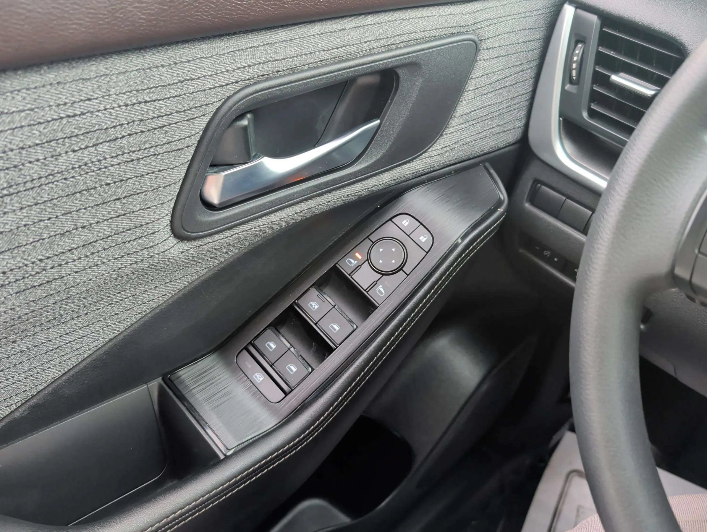 Used 2023 Nissan Rogue SV FWD image 26