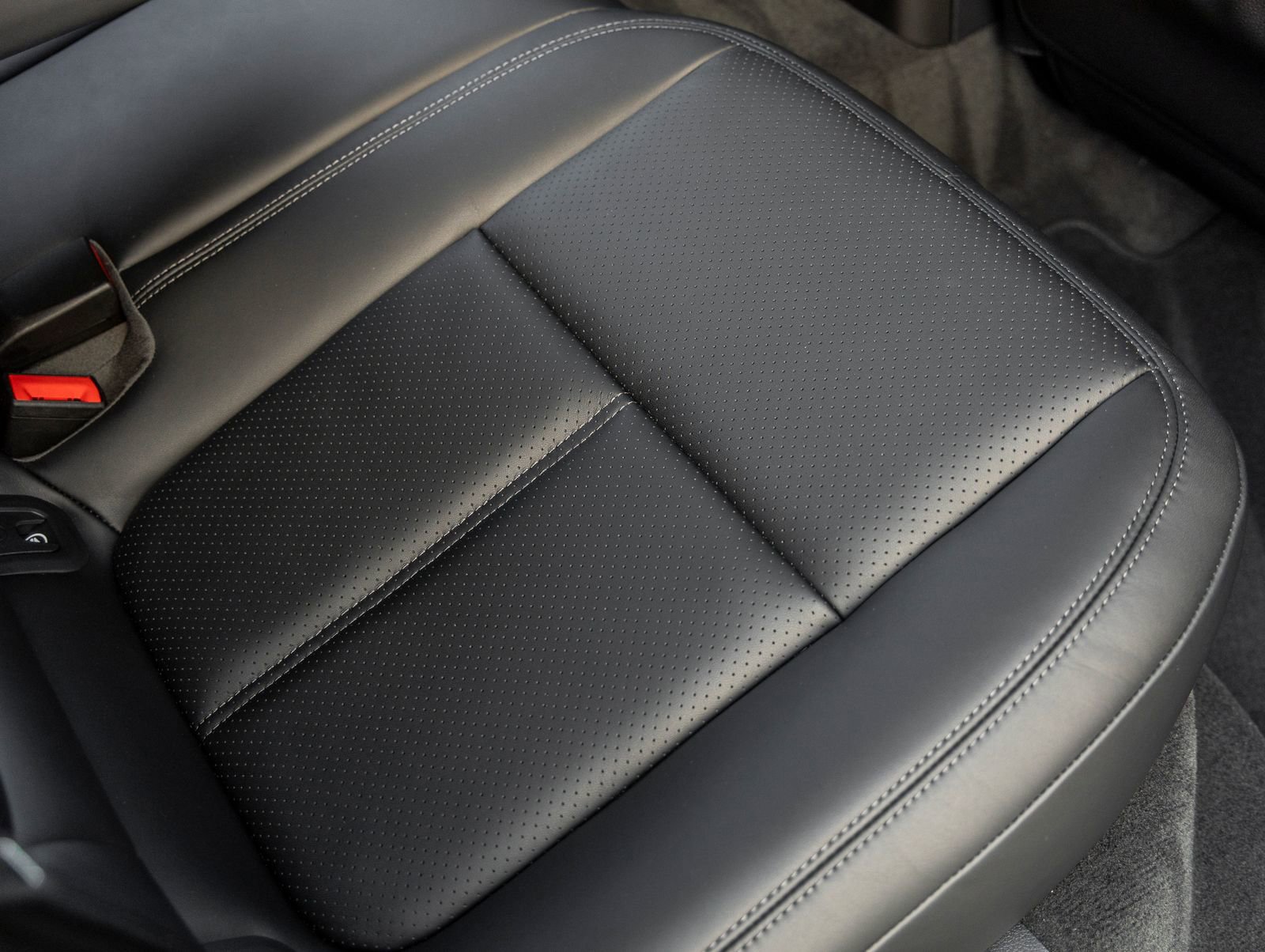 Certified 2026 Porsche Macan AWD/4WD image 39