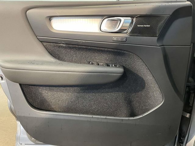 Used 2019 Volvo XC40 T5 Momentum image 31