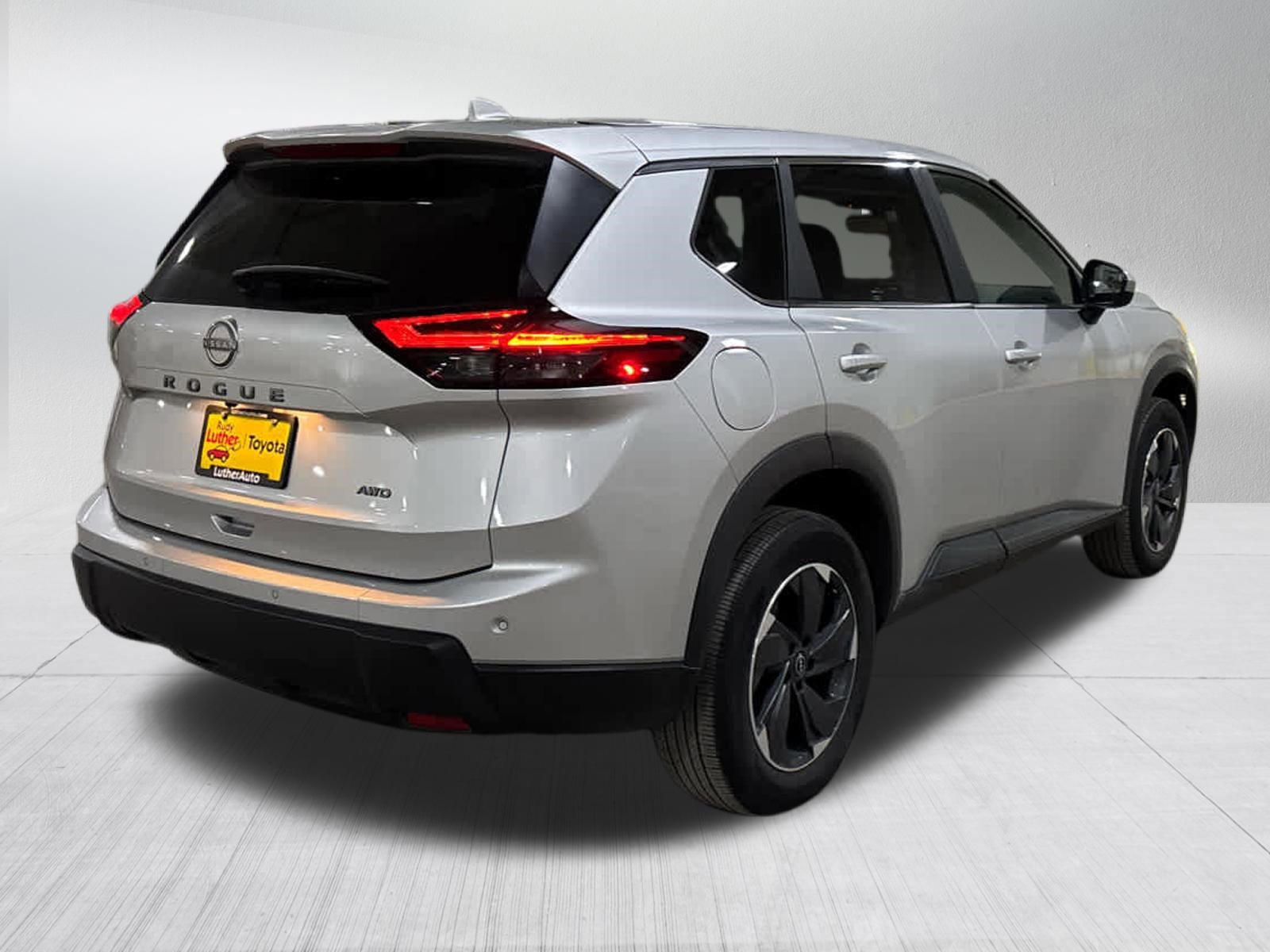 Used 2025 Nissan Rogue SV image 5