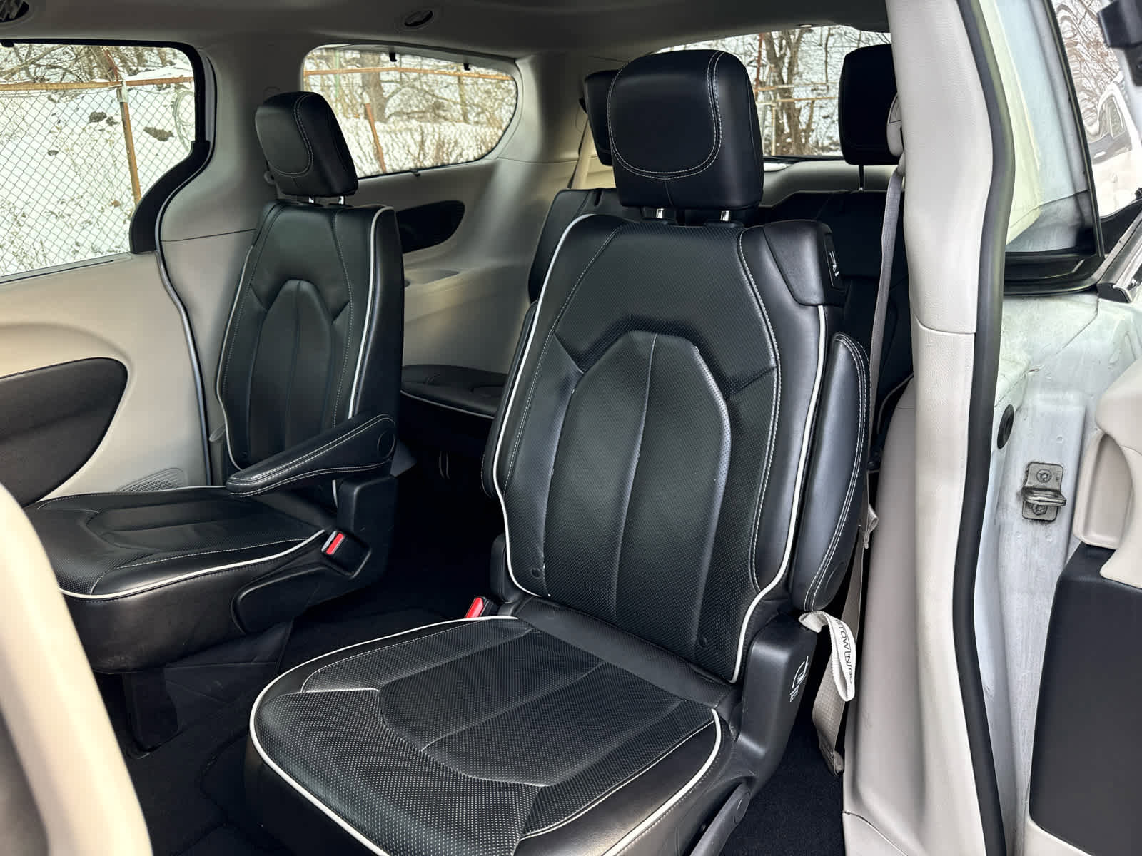 Used 2024 Chrysler Pacifica Limited image 25