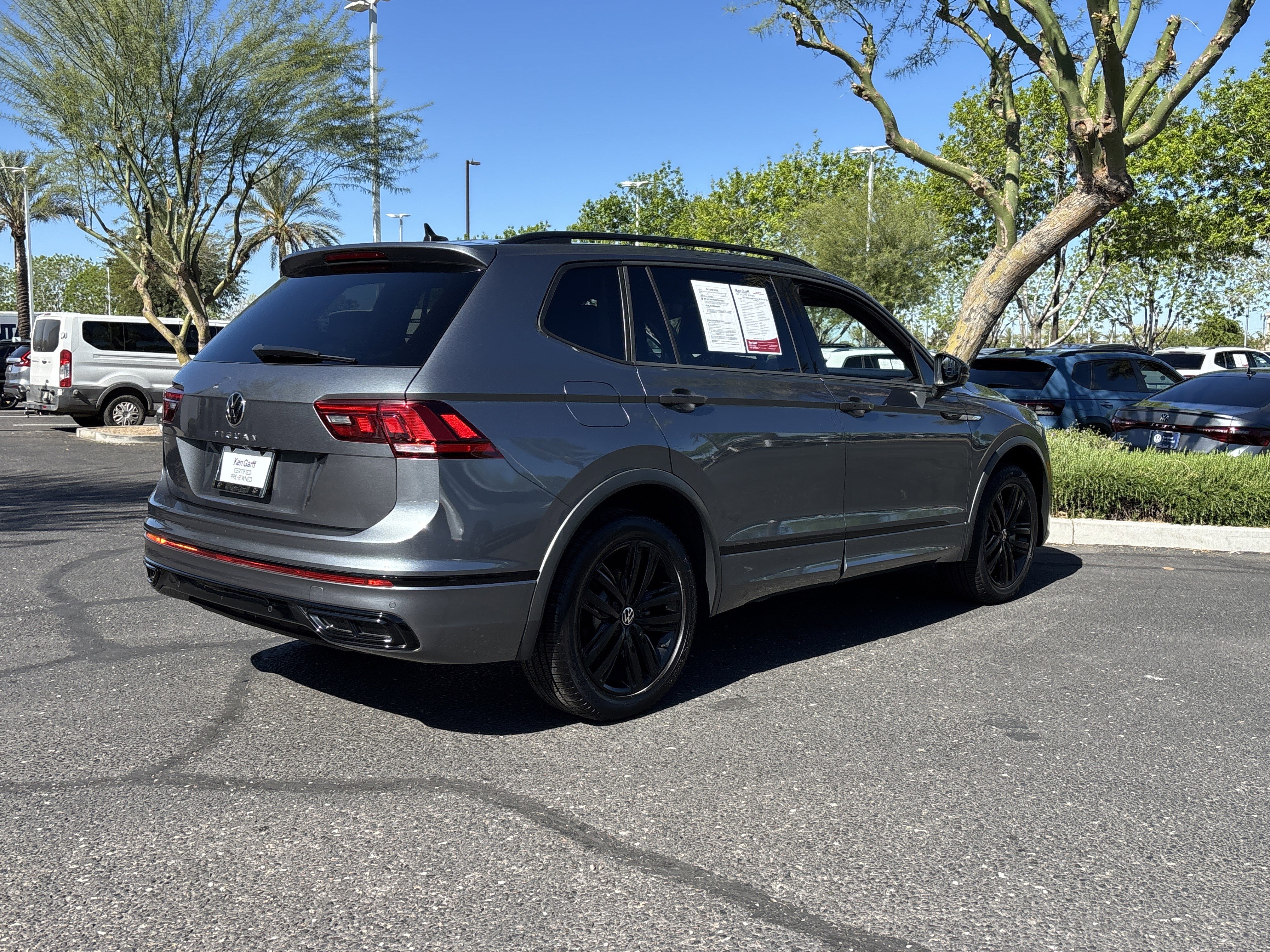 Used 2022 Volkswagen Tiguan SE R-Line image 4