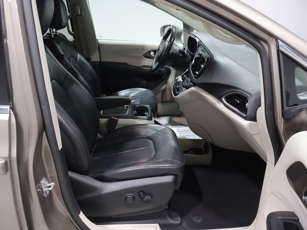 Used 2017 Chrysler Pacifica Touring-L Plus w/ Tire & Wheel Group FWD image 26