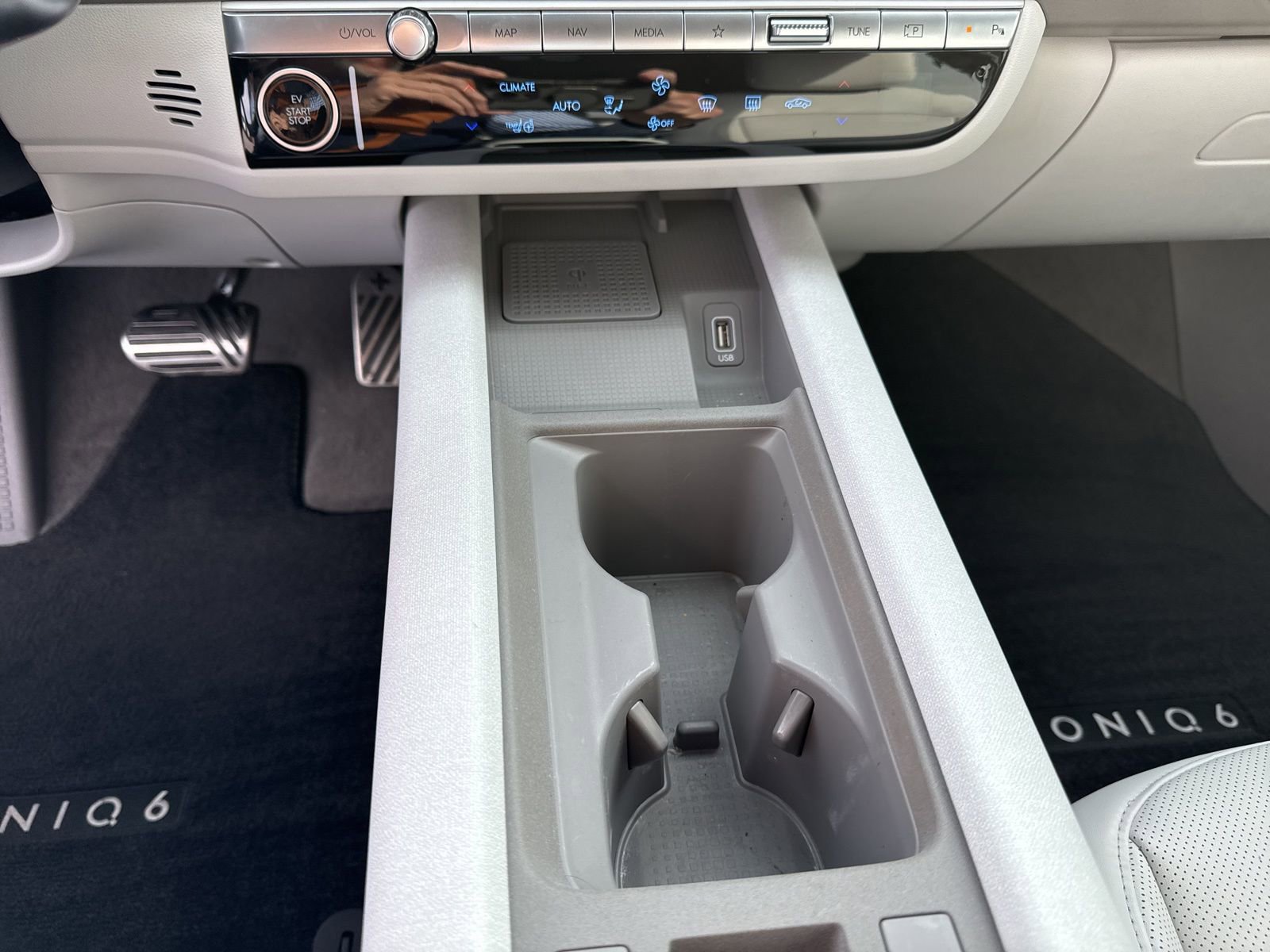 Used 2025 Hyundai Ioniq 6 Limited image 27