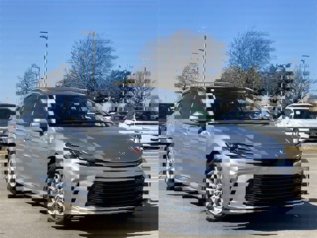 Used 2025 Toyota Camry LE image 2