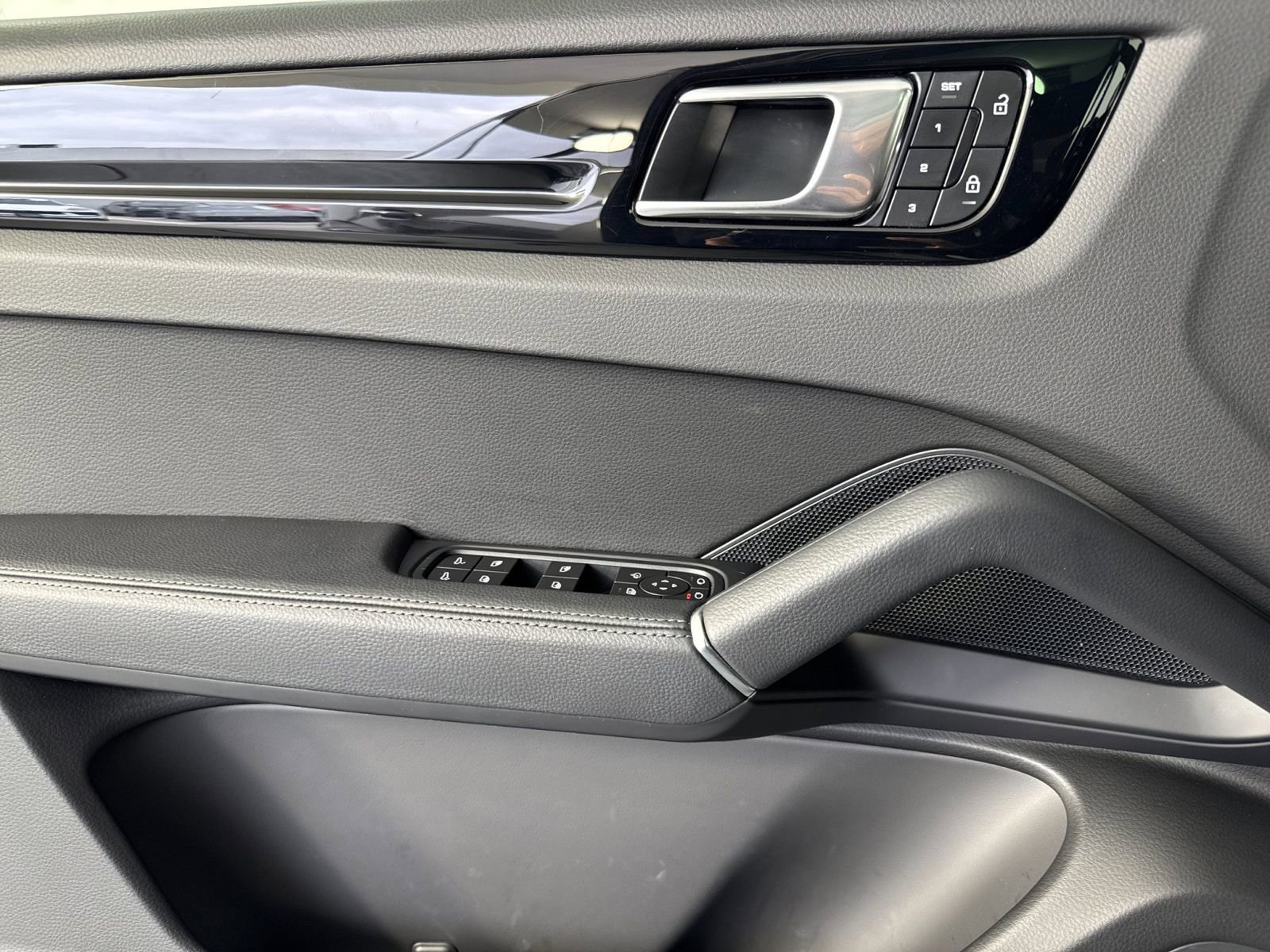 Certified 2023 Porsche Cayenne image 12