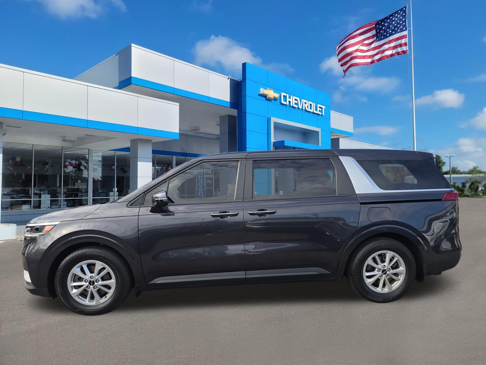 Used 2023 Kia Carnival LX FWD image 5