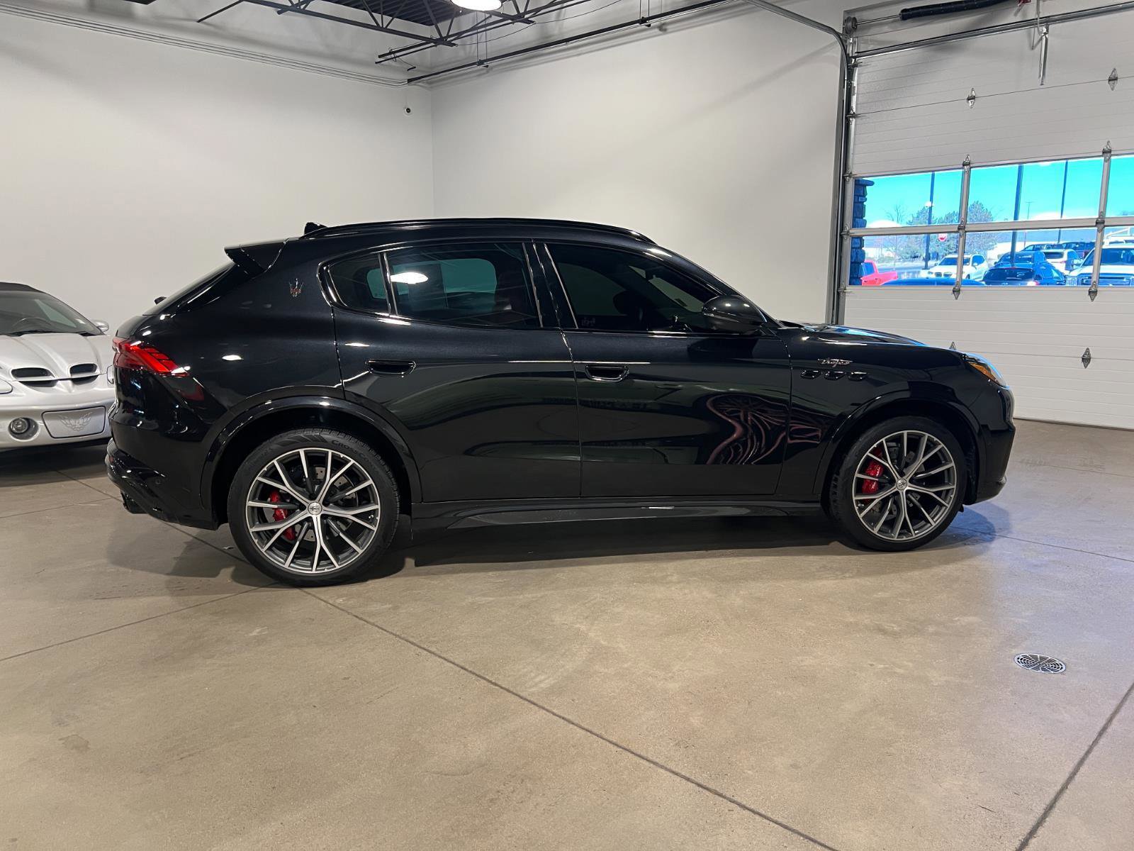 Used 2024 Maserati Grecale Trofeo image 2