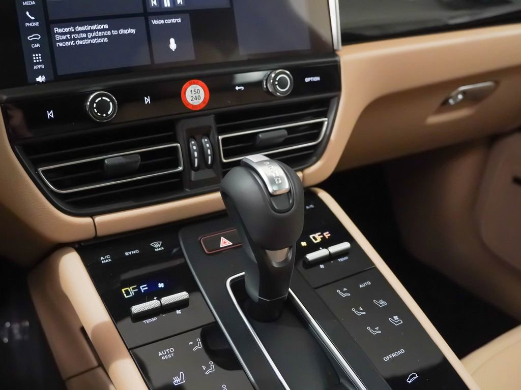 Certified 2026 Porsche Macan AWD/4WD image 32