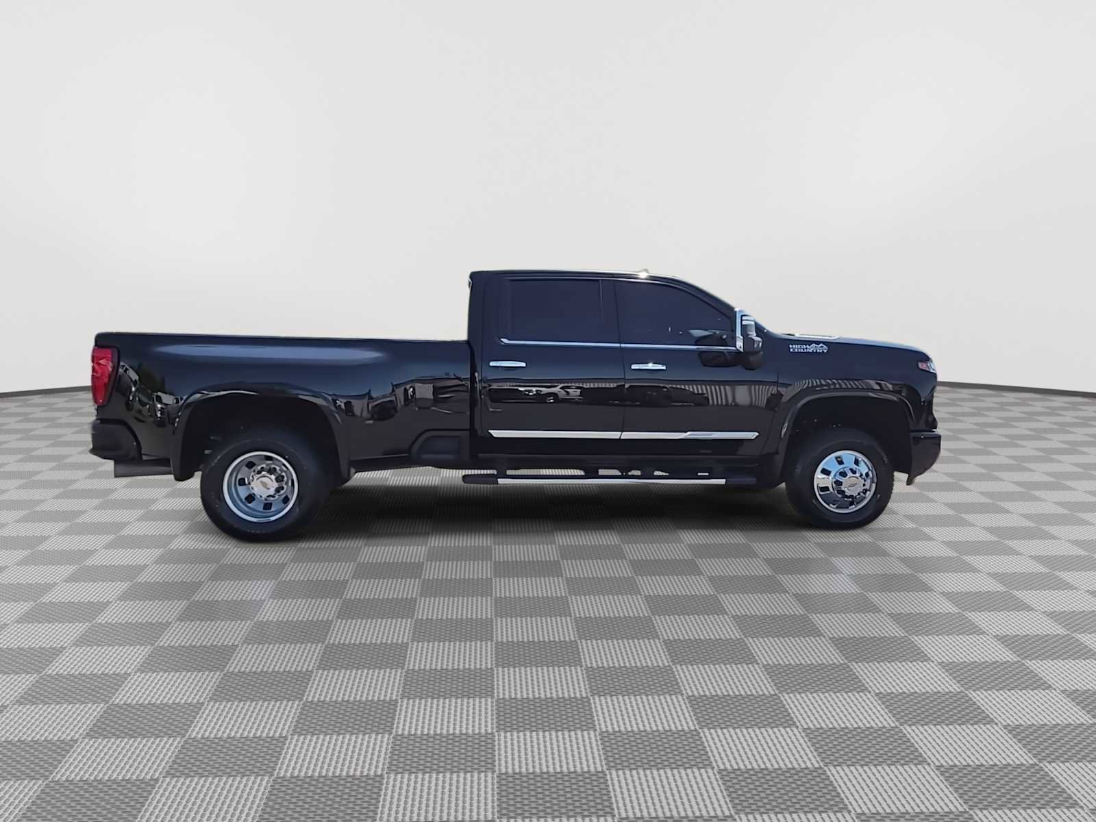 Used 2024 Chevrolet Silverado 3500 High Country w/ High Country Premium Package AWD/4WD image 9