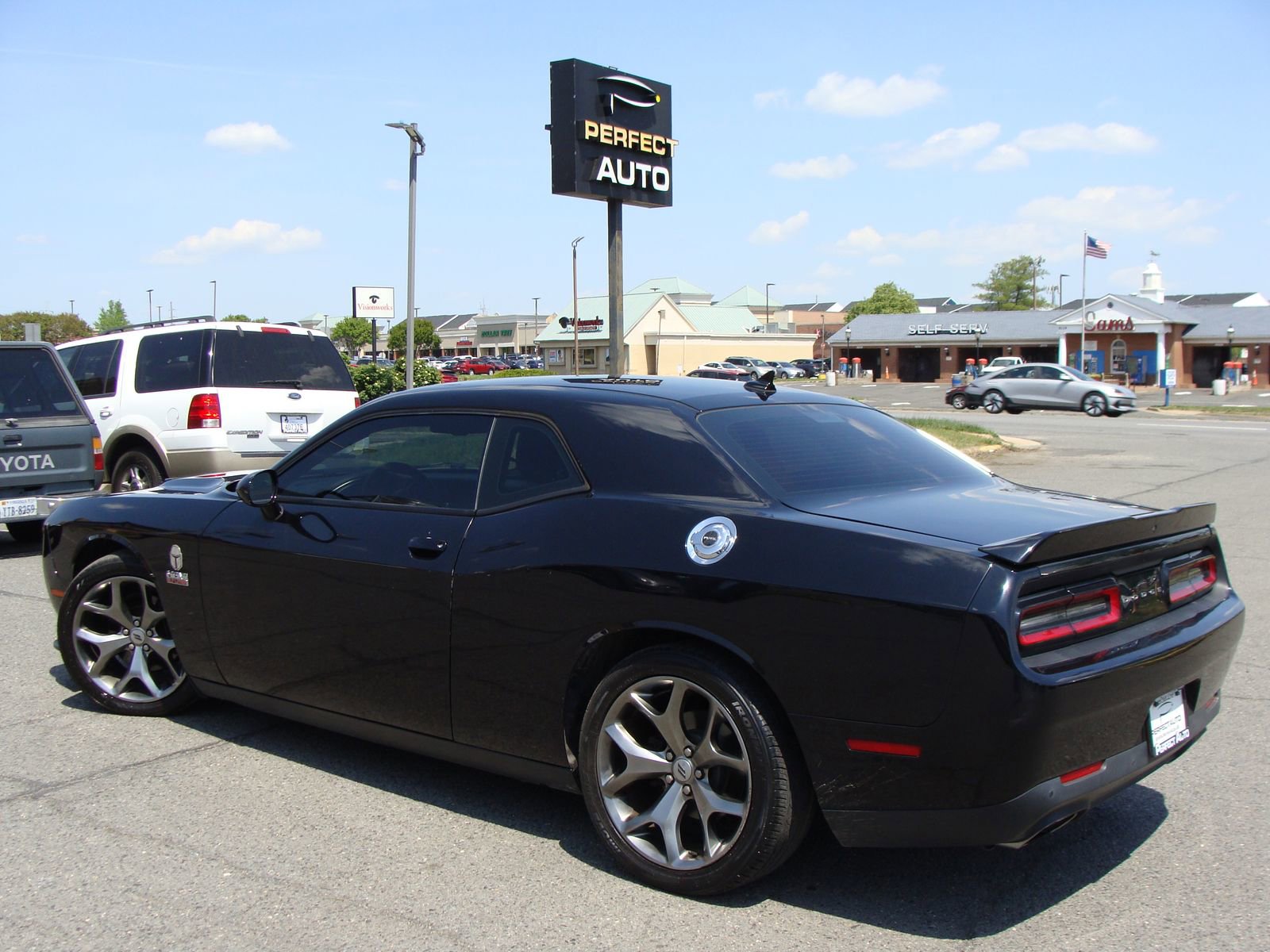 Used 2017 Dodge Challenger R/T w/ Driver Convenience Group RWD image 4