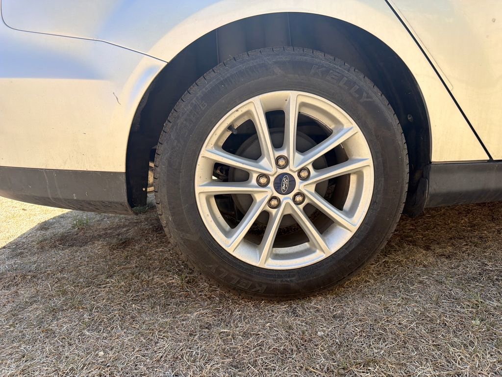 Used 2018 Ford Focus SE FWD image 32