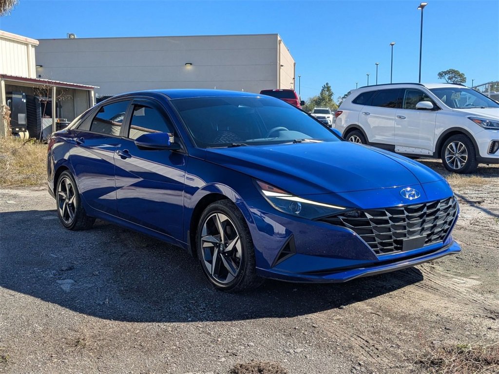 Used 2023 Hyundai Elantra SEL w/ Convenience Package image 3