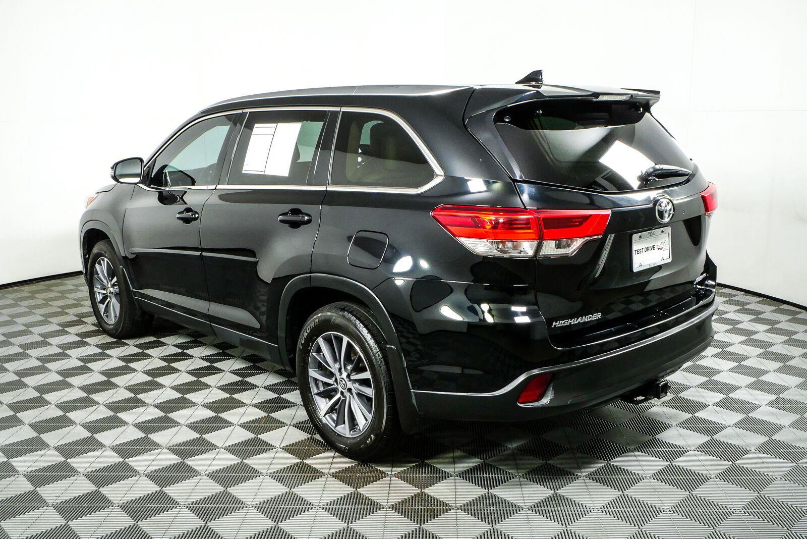 Used 2019 Toyota Highlander XLE AWD/4WD image 28