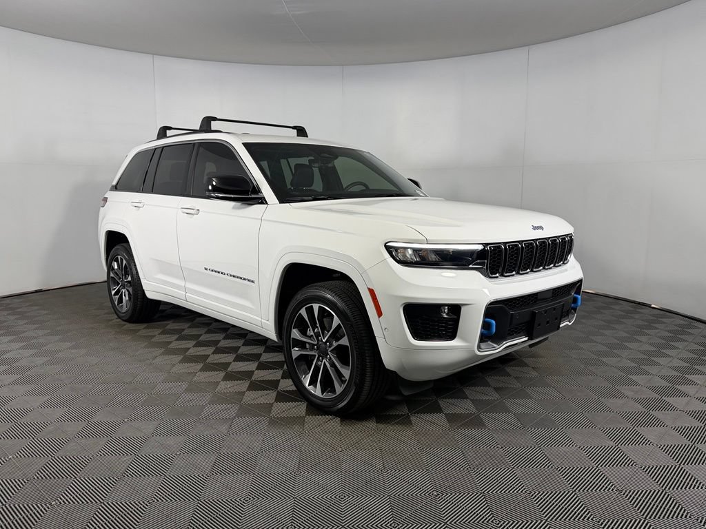 Used 2023 Jeep Grand Cherokee Overland w/ Luxury Tech Group IV AWD/4WD image 4