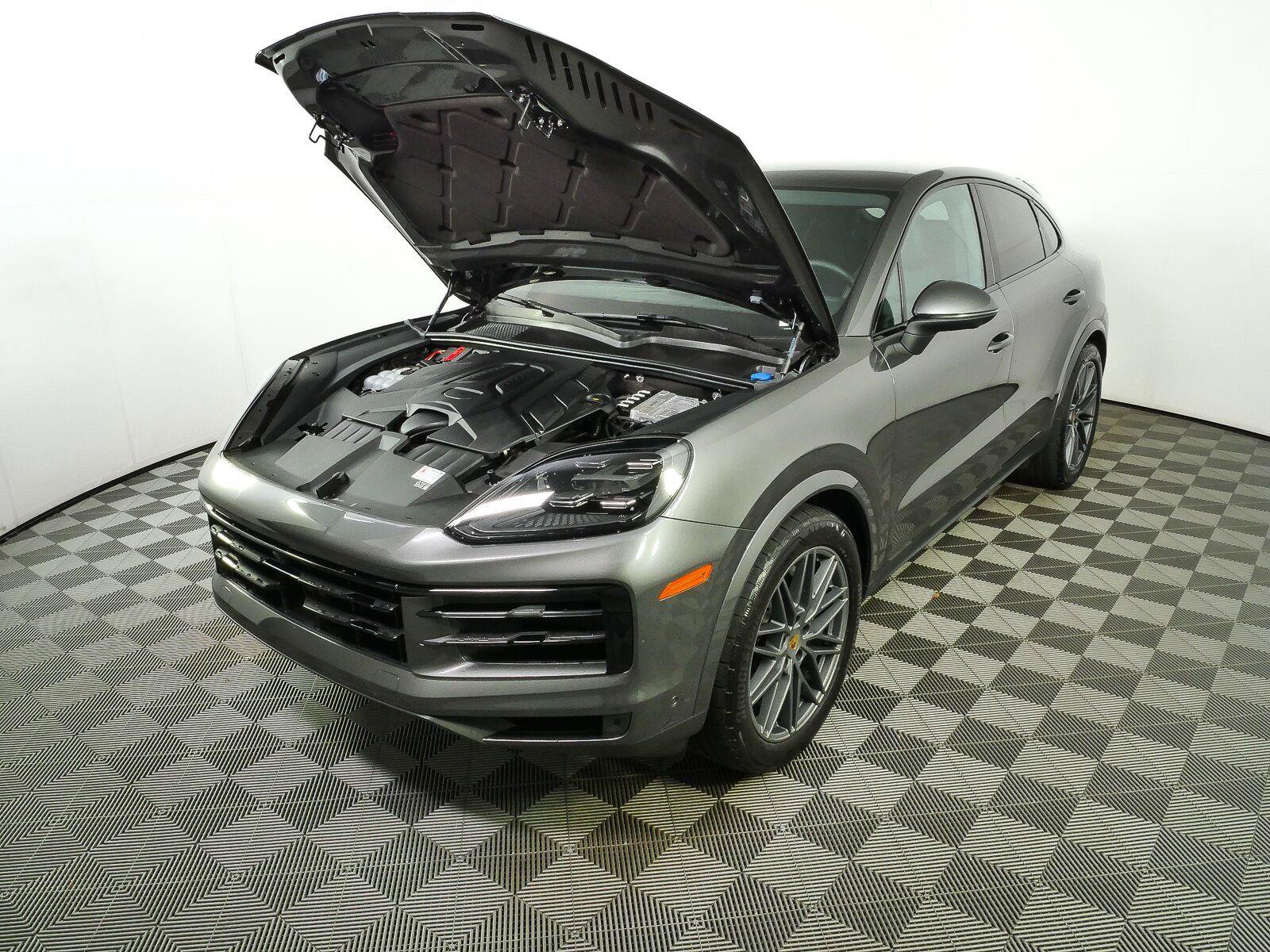 Certified 2024 Porsche Cayenne Coupe AWD/4WD image 35