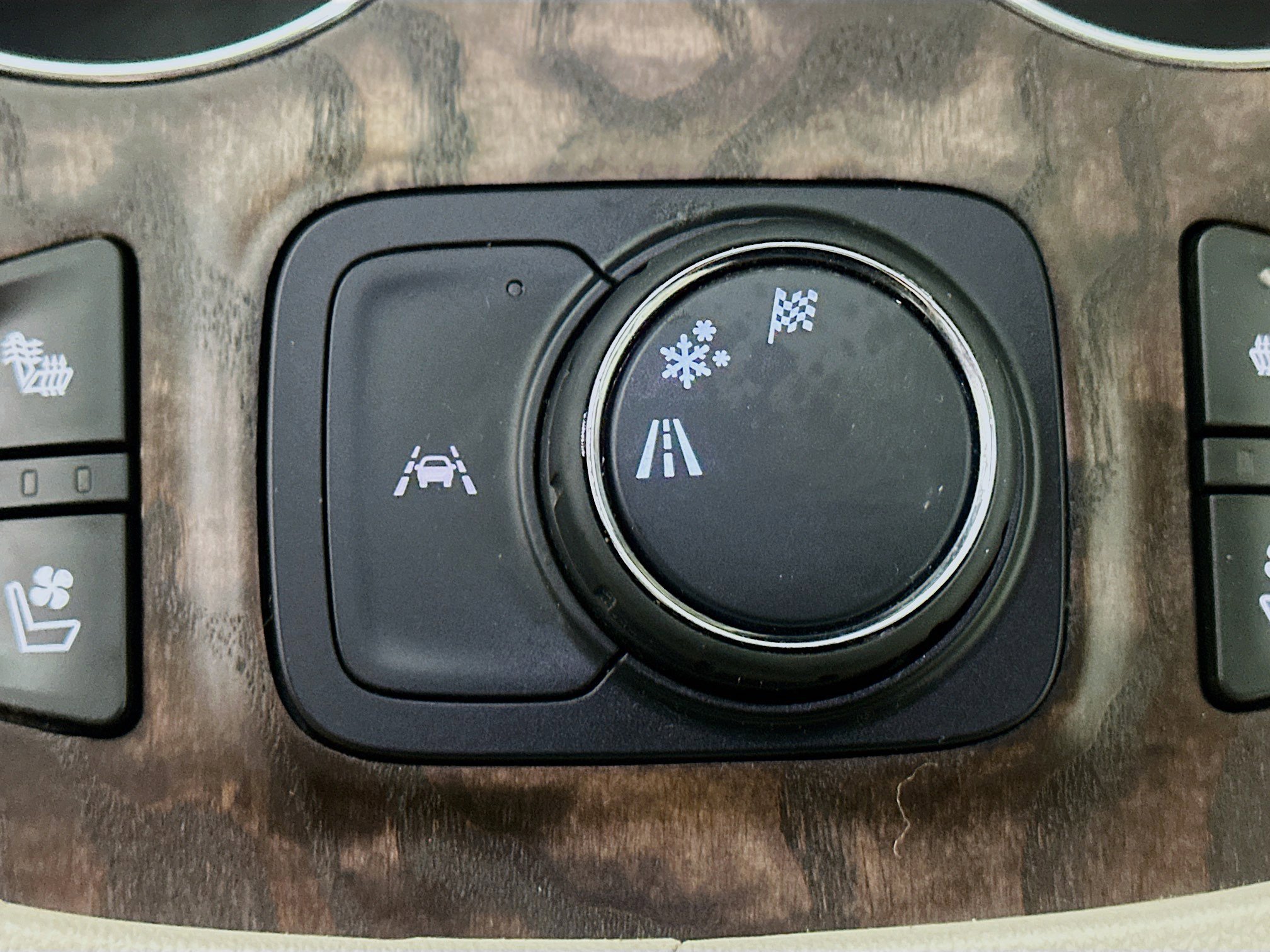 Used 2020 GMC Acadia Denali w/ Technology Package FWD image 26