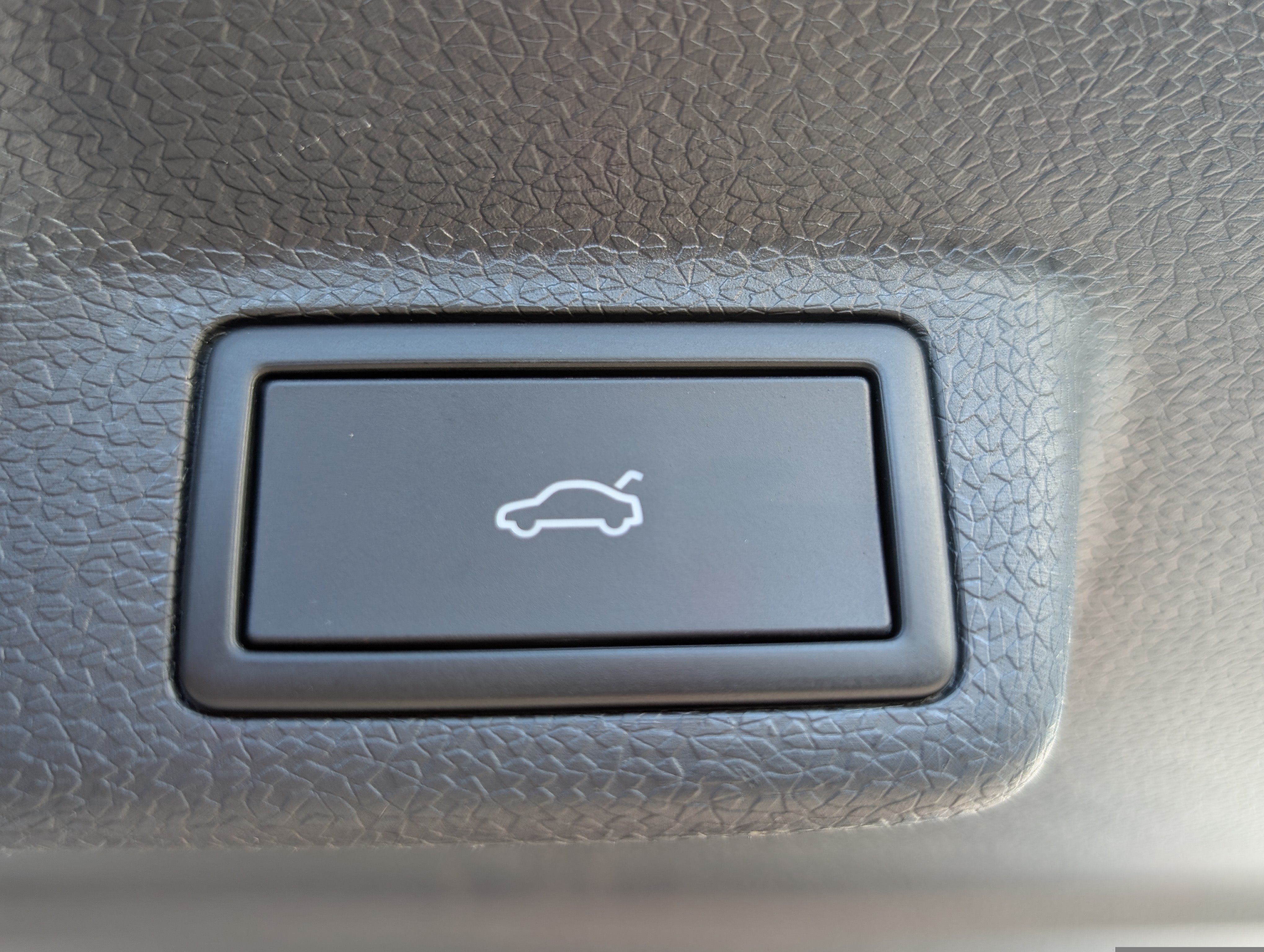 Used 2025 Volkswagen ID. Buzz Pro S Plus w/ Cupholders Package RWD image 15