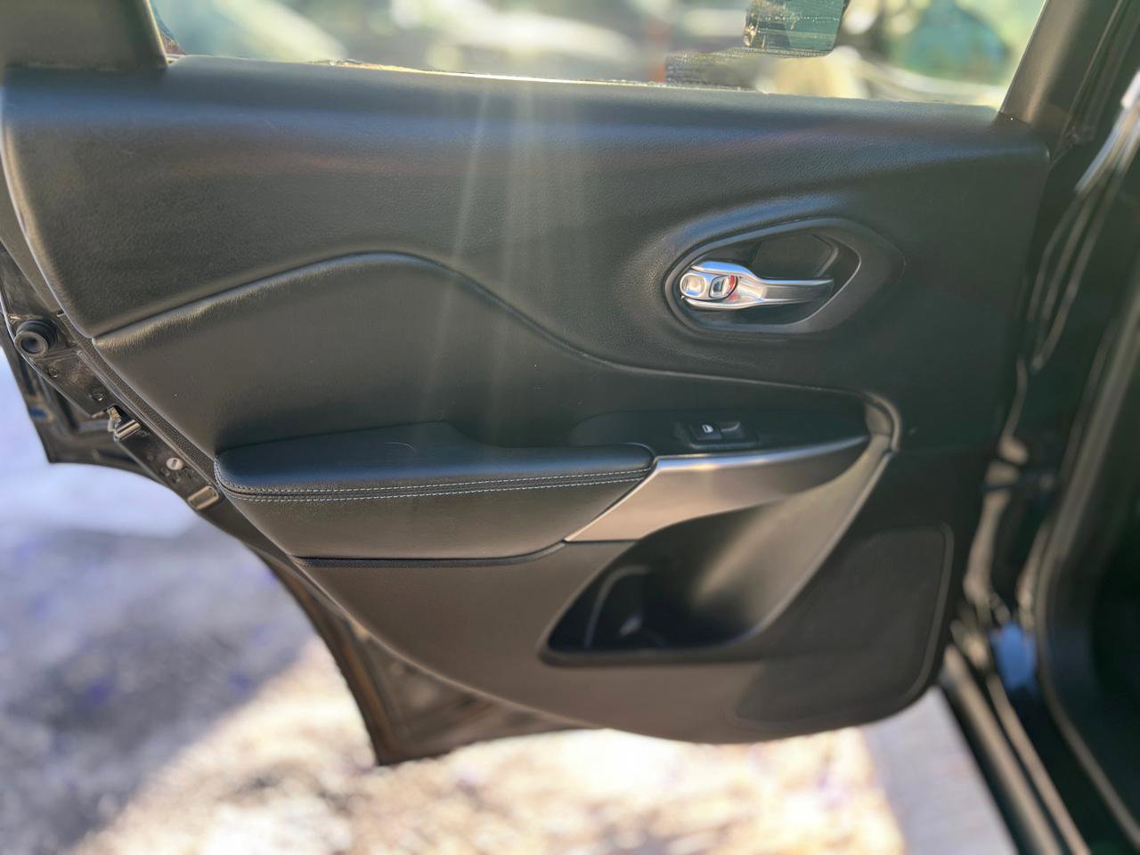 Used 2019 Jeep Cherokee Latitude Plus w/ Cold Weather Group image 28