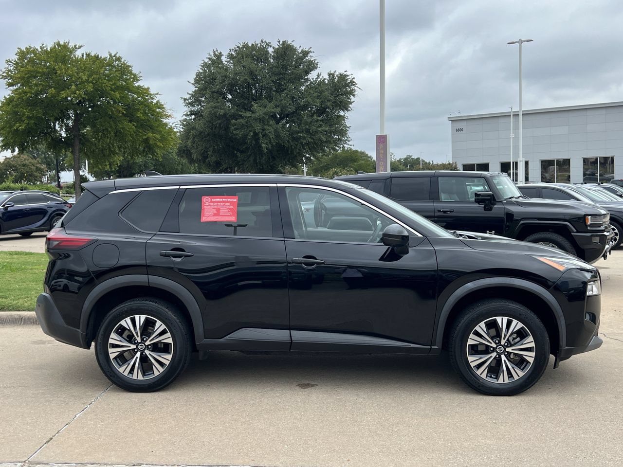 Used 2021 Nissan Rogue SV FWD image 3