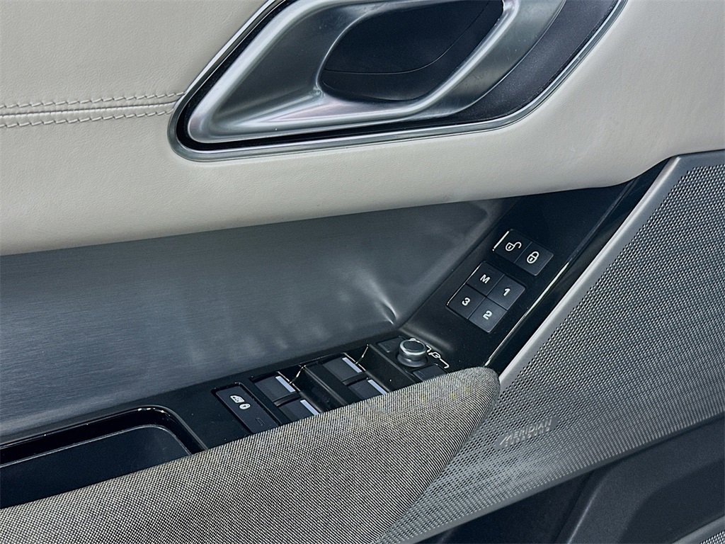 Used 2019 Land Rover Range Rover Velar R-Dynamic SE image 19