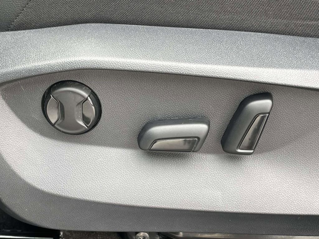 Used 2023 Volkswagen Tiguan SE image 7