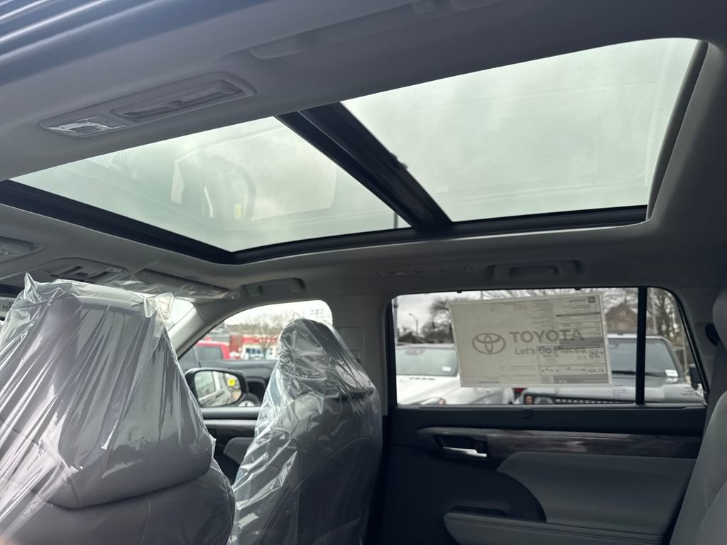 New 2026 Toyota Highlander Platinum image 14