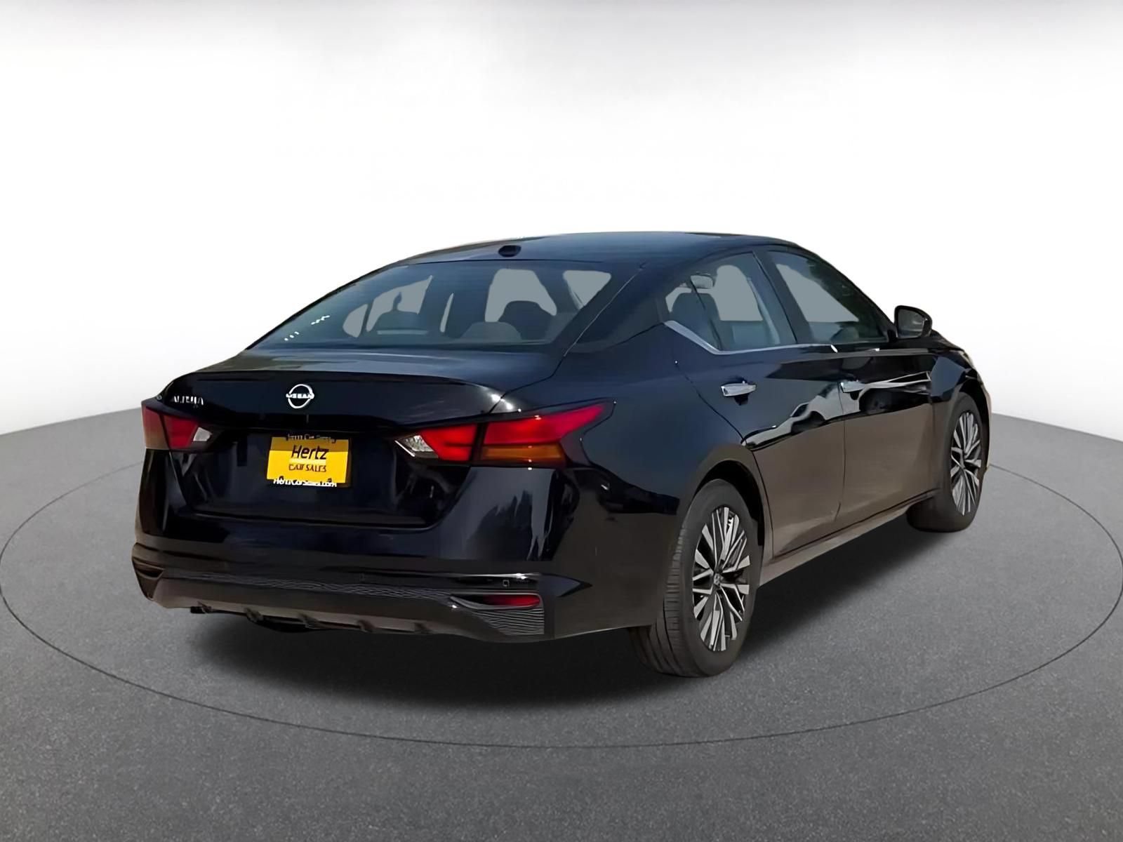Used 2025 Nissan Altima 2.5 SV FWD image 12
