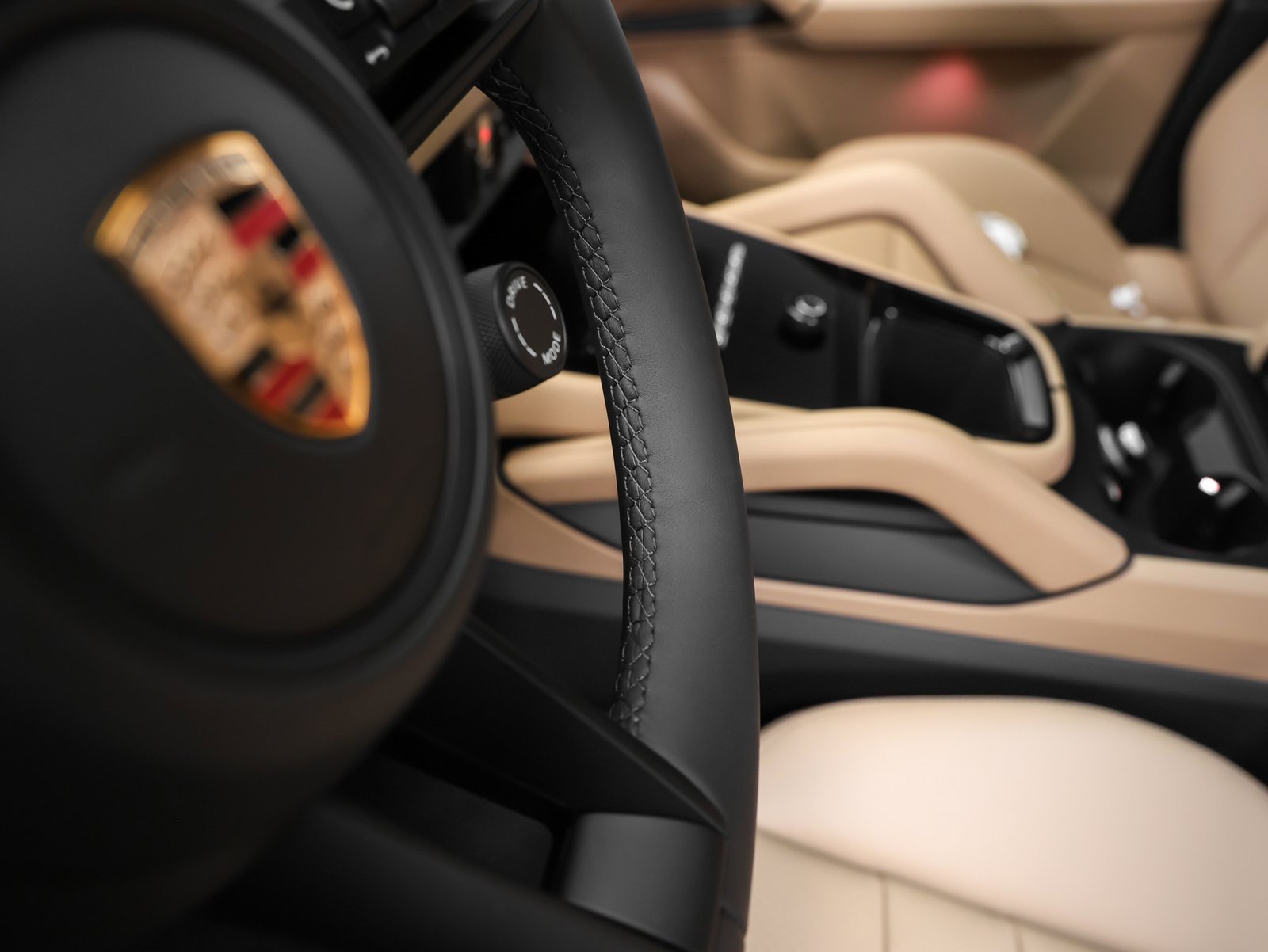 Used 2025 Porsche Cayenne image 32