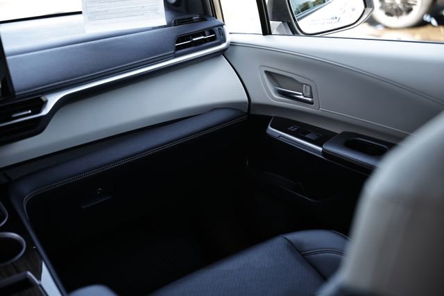 Used 2025 Toyota Sienna Platinum AWD/4WD image 33