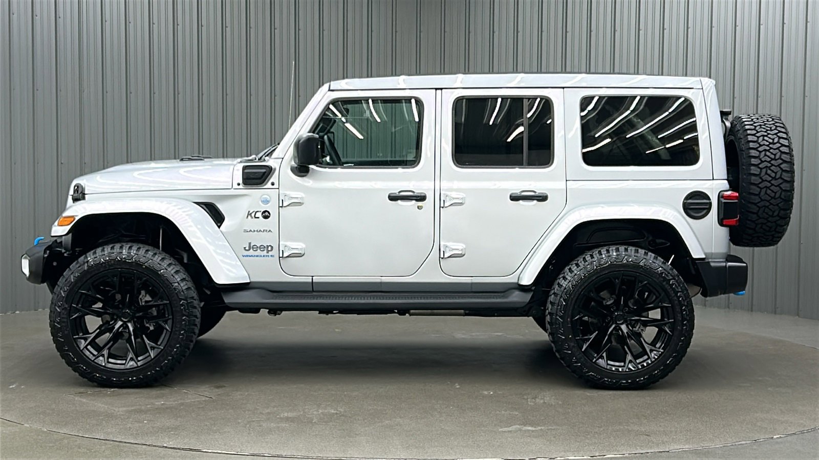 Used 2023 Jeep Wrangler Unlimited Sahara w/ Cold Weather Group image 2