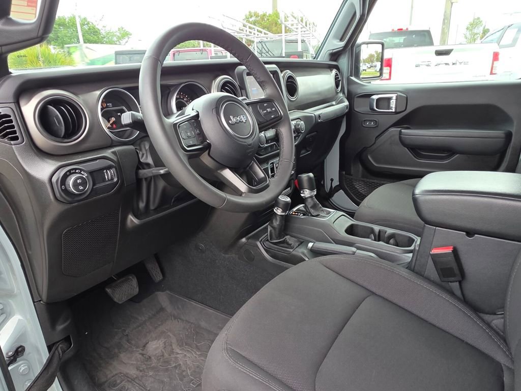 Used 2023 Jeep Gladiator Willys AWD/4WD image 22