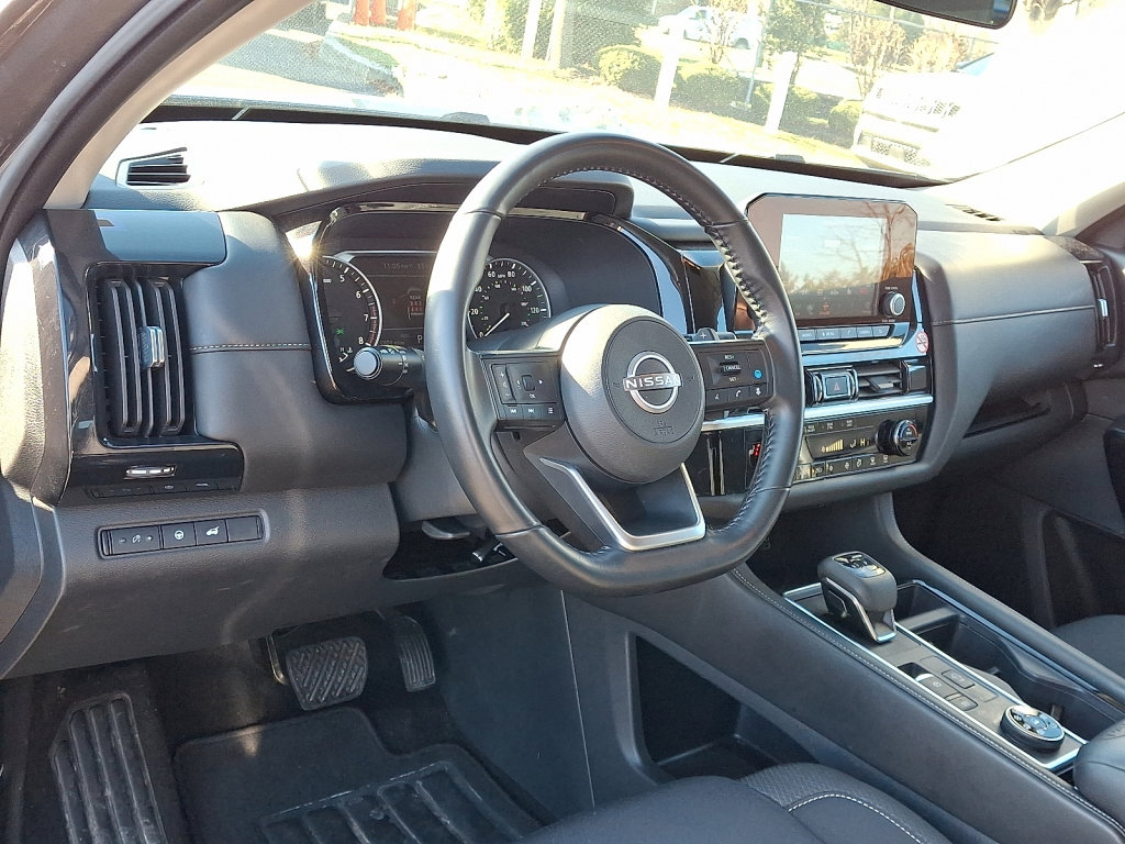 Used 2025 Nissan Pathfinder SV image 25