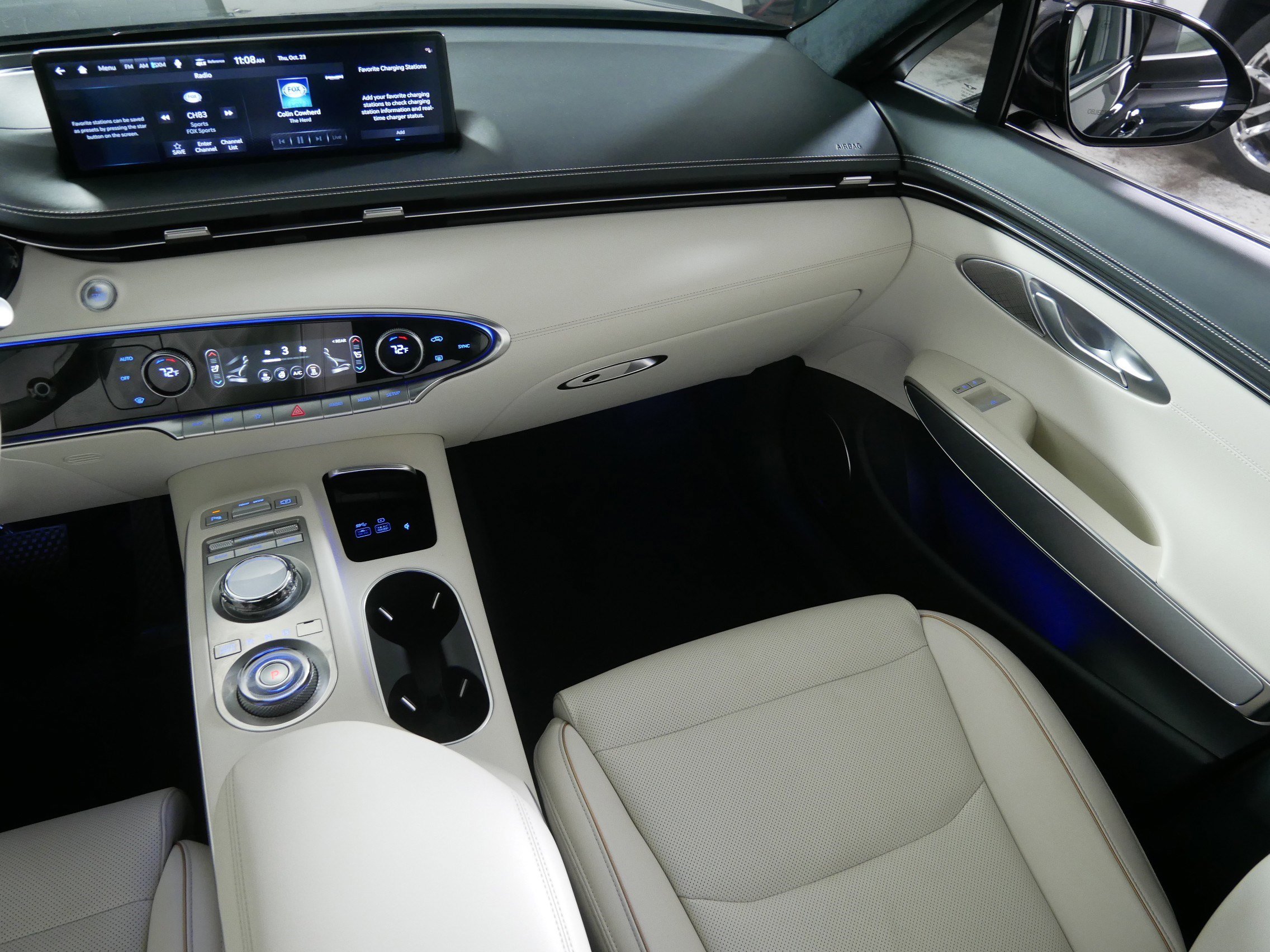 Certified 2025 Genesis Electrified GV70 Advanced w/ Prestige Package image 11