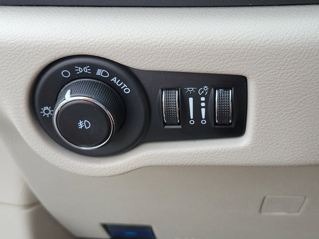 Used 2023 Chrysler Pacifica Touring-L image 23