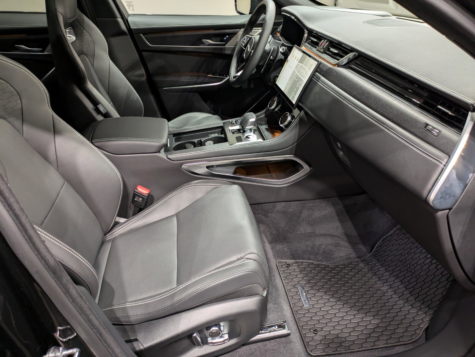 Used 2025 Jaguar F-PACE R-Dynamic S image 24