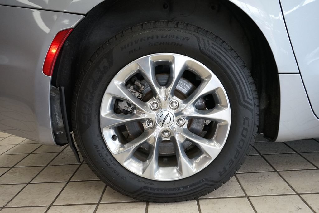 Used 2021 Chrysler Pacifica Touring-L w/ Uconnect Theater Family Group AWD/4WD image 62