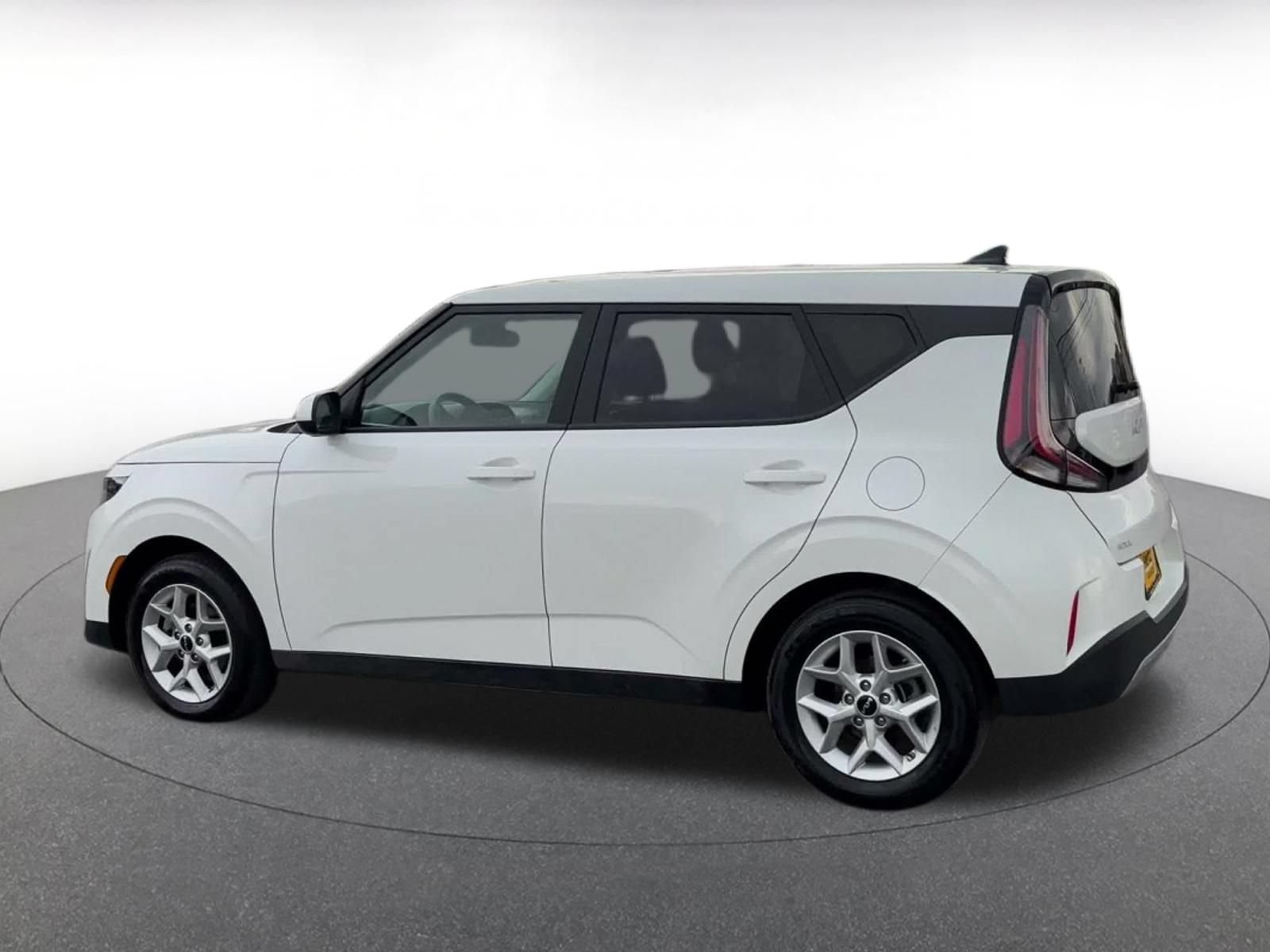 Used 2025 Kia Soul LX w/ LX Technology Package FWD image 9