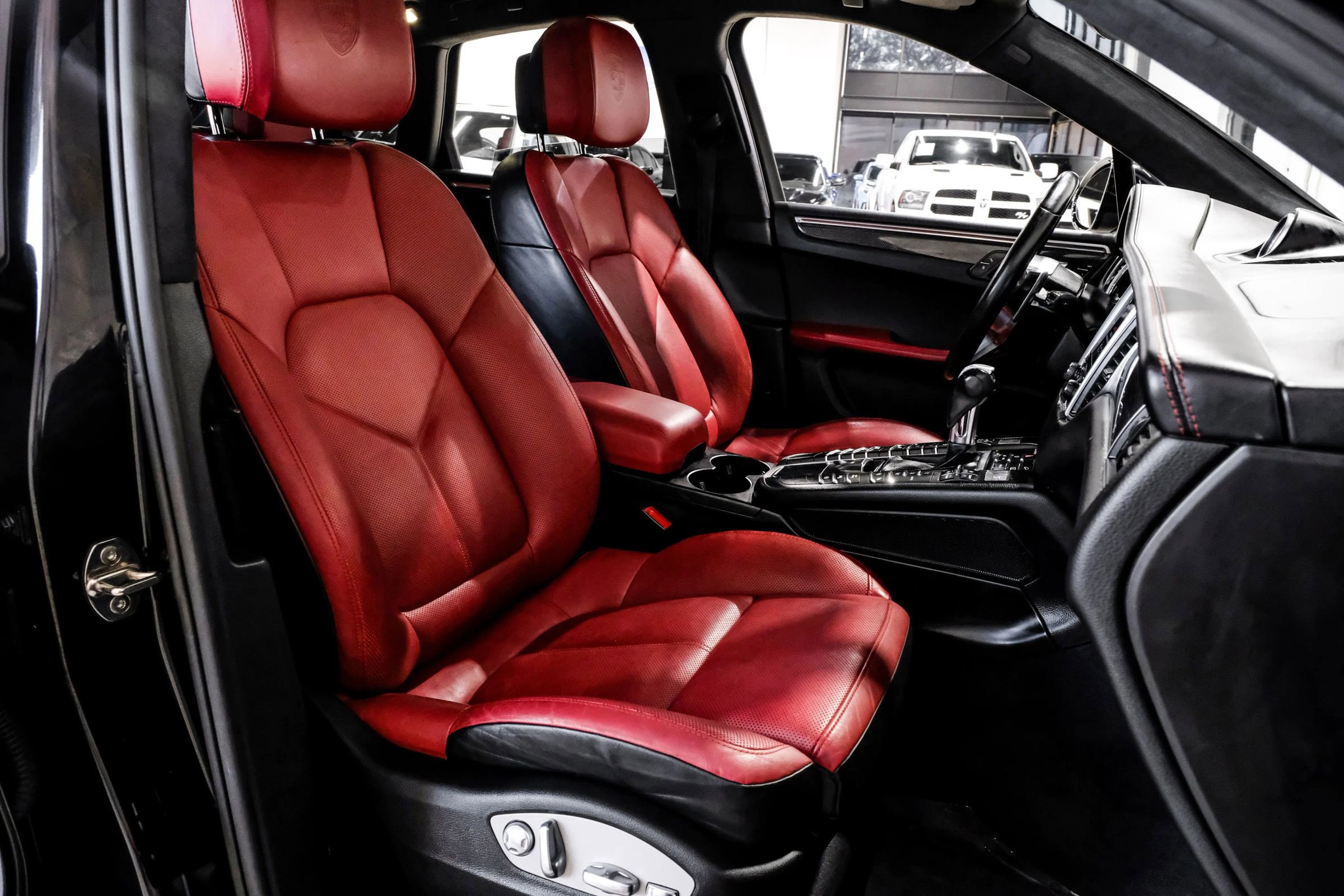 Used 2017 Porsche Macan Turbo image 37