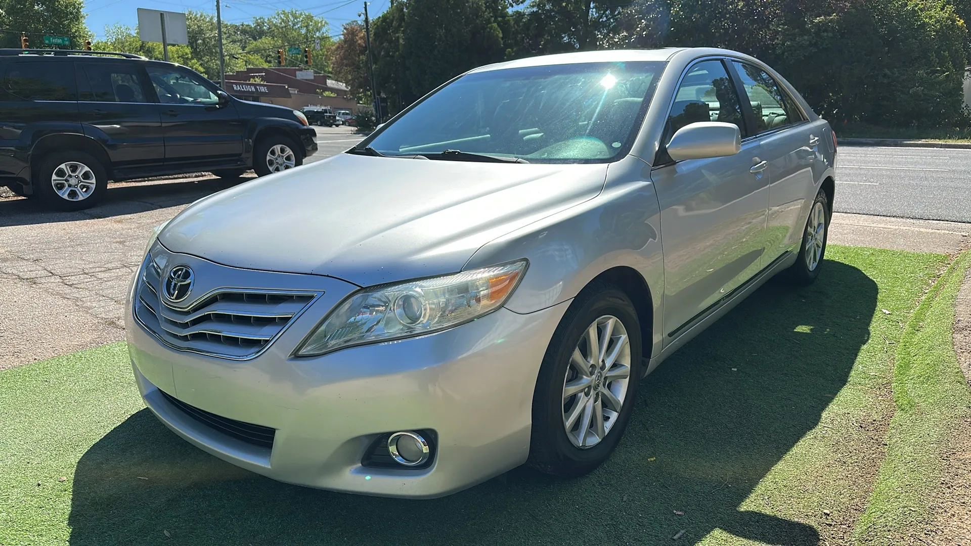 Used 2011 Toyota Camry XLE w/ SE/XLE Extra-Value Pkg FWD image 3