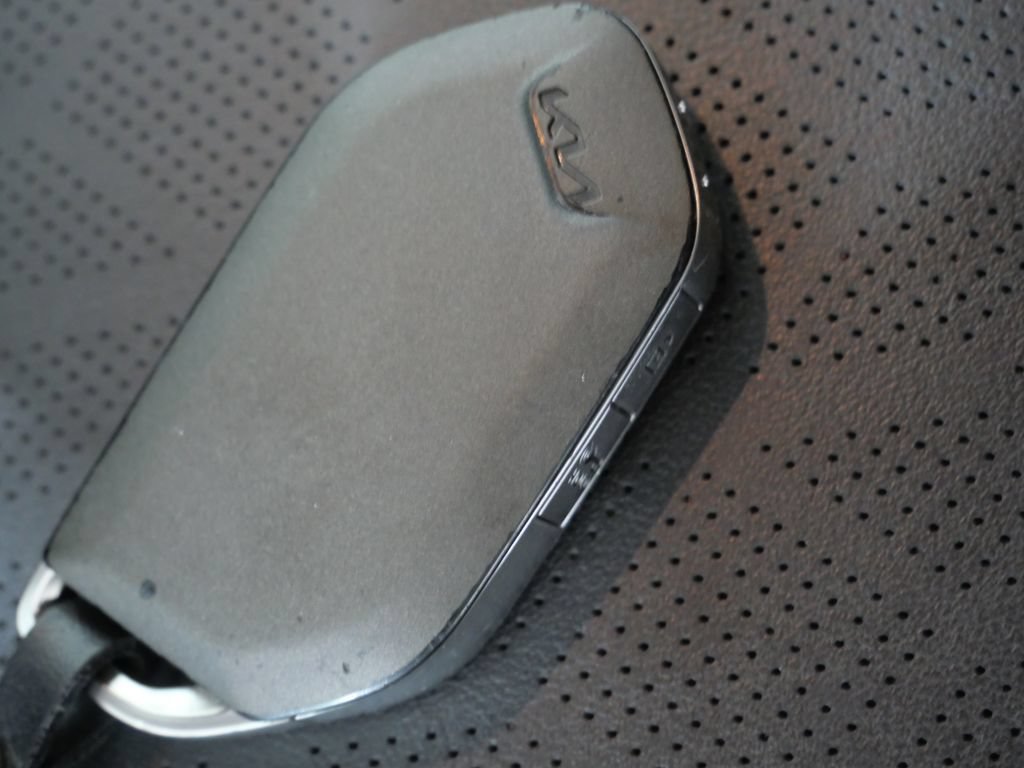 Used 2025 Kia Carnival FWD image 30