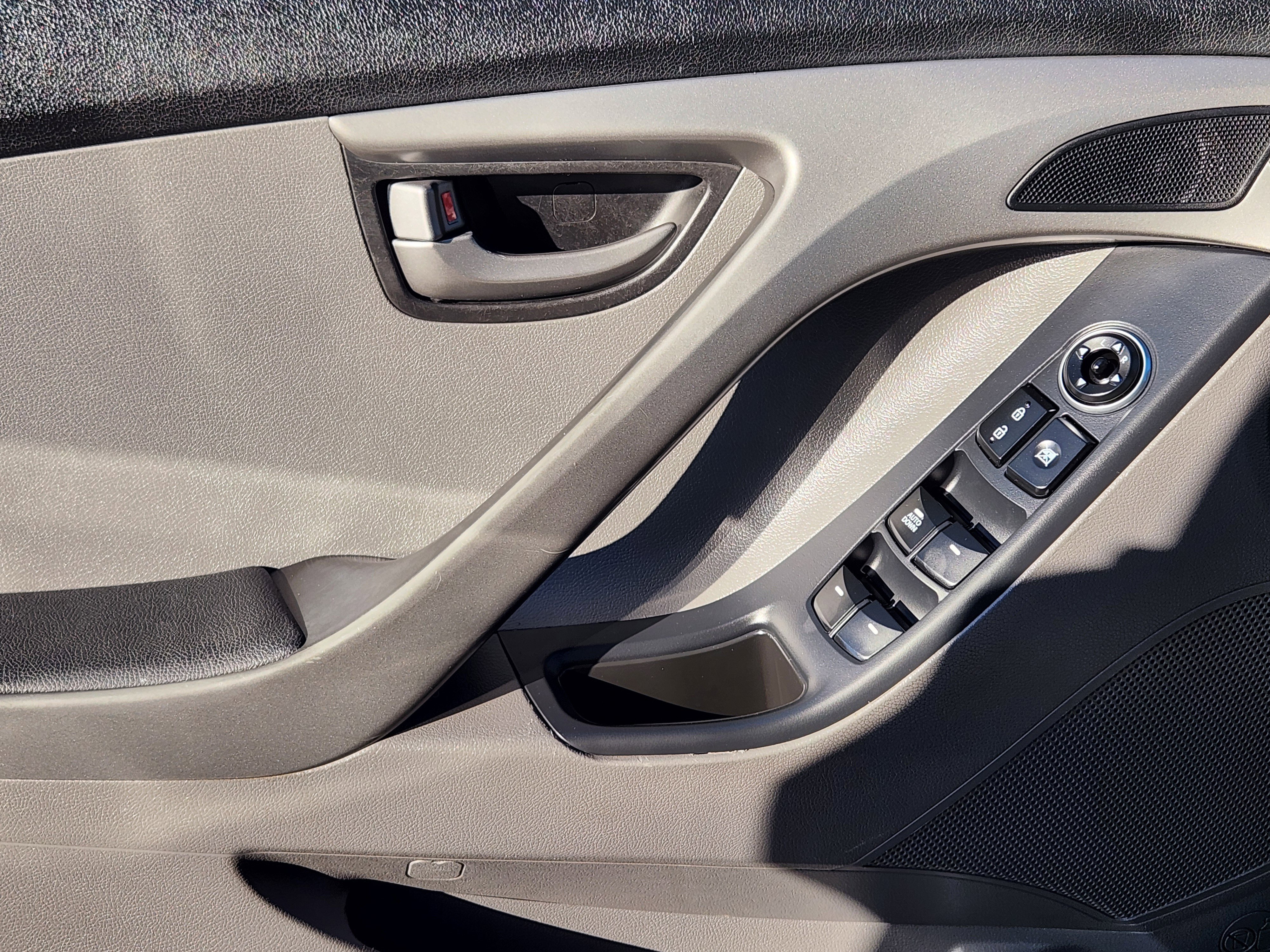 Used 2015 Hyundai Elantra SE image 23