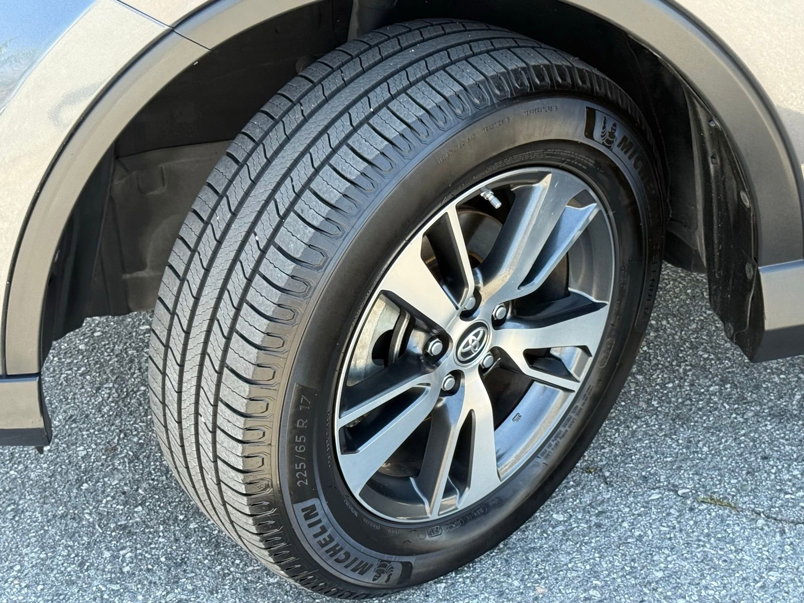 Used 2018 Toyota RAV4 XLE w/ Plus Extra Value Package image 18