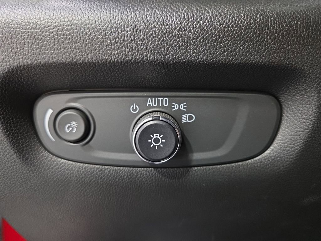 Used 2023 Chevrolet Traverse LT image 30