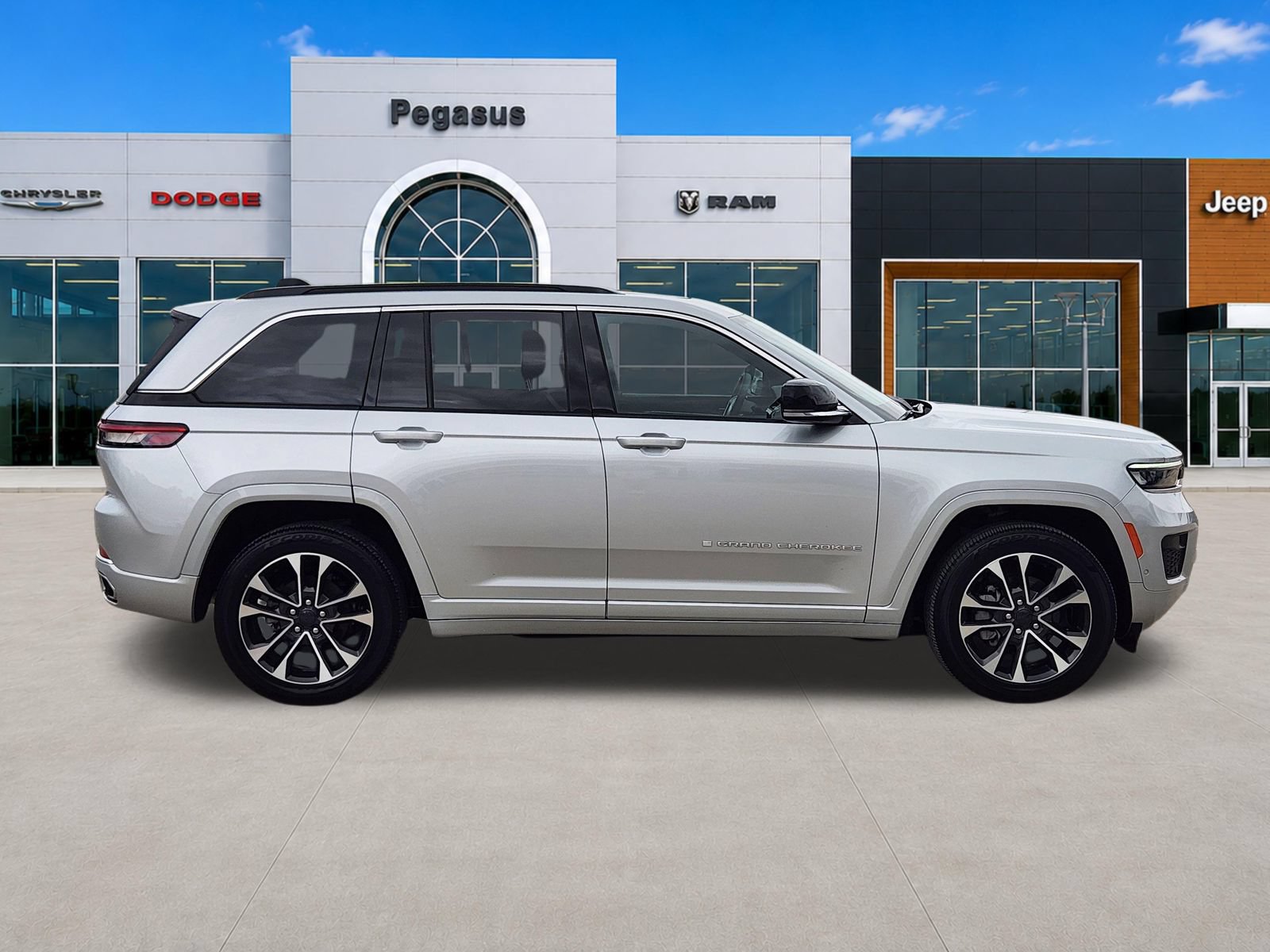 Used 2024 Jeep Grand Cherokee Overland AWD/4WD image 7