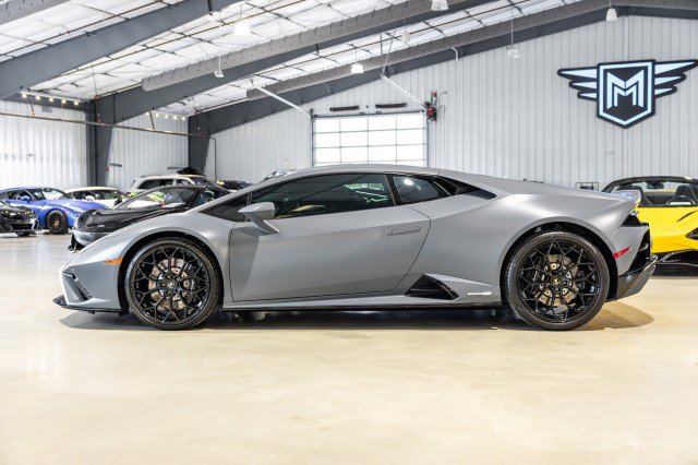 Used 2022 Lamborghini Huracan EVO RWD image 3